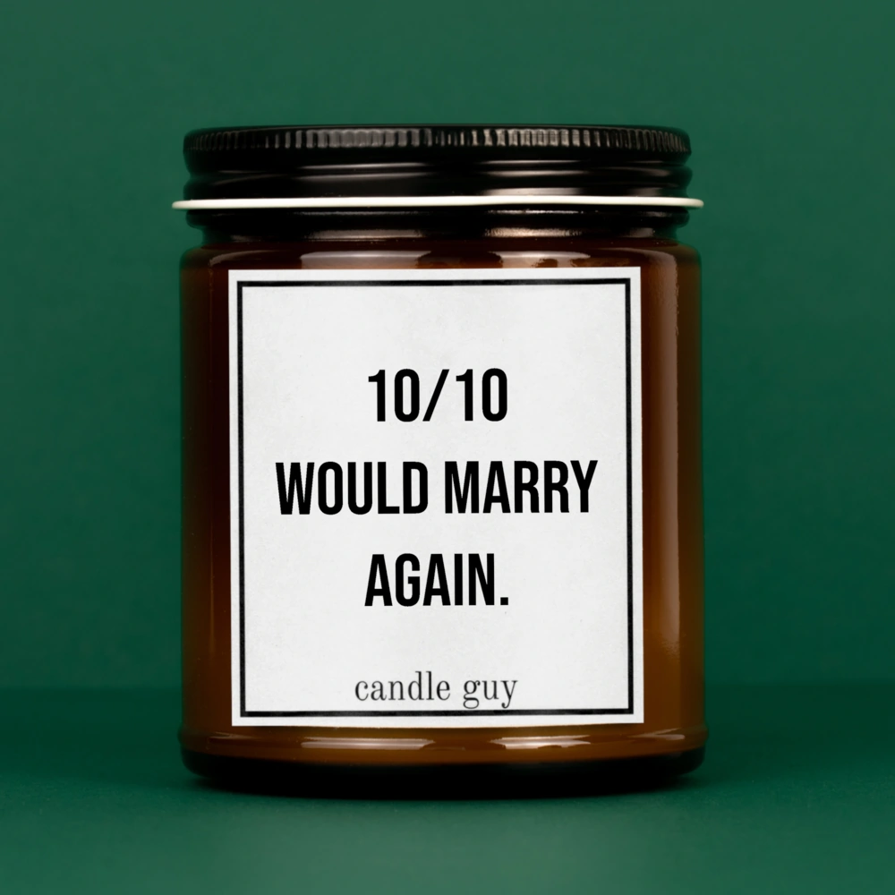 Brennende braune Kerze mit Spruch "10/10 would marry again."