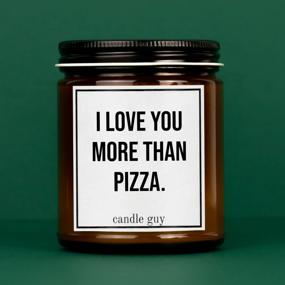 Brennende braune Kerze mit Spruch "I love you more than pizza."