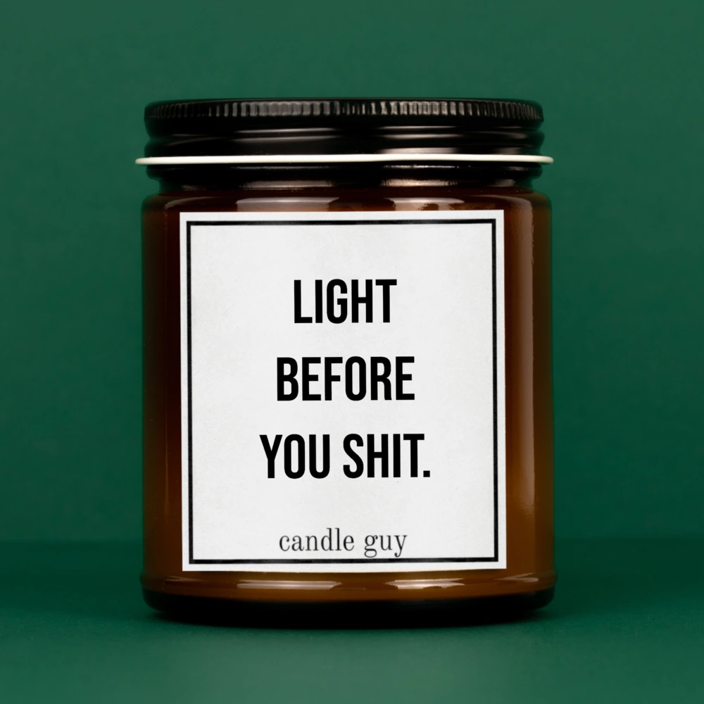 Brennende braune Kerze mit Spruch "Light before you shit."