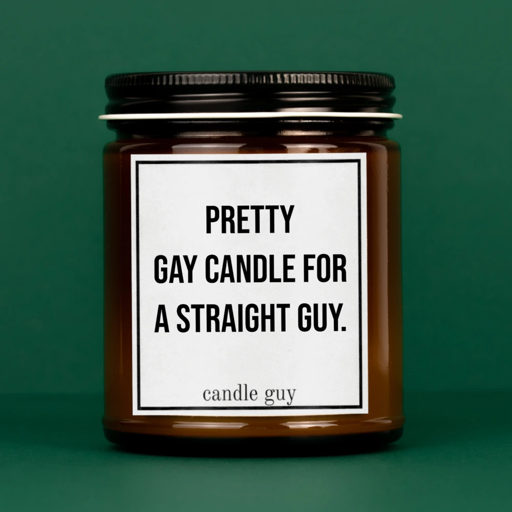 Brennende braune Kerze mit Spruch "Pretty gay candle for a straight guy."