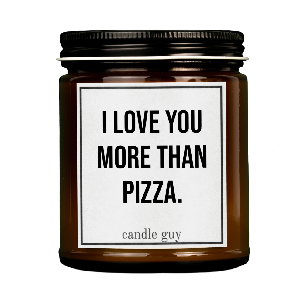 Braune Kerze mit Spruch "I love you more than pizza." im Studio
