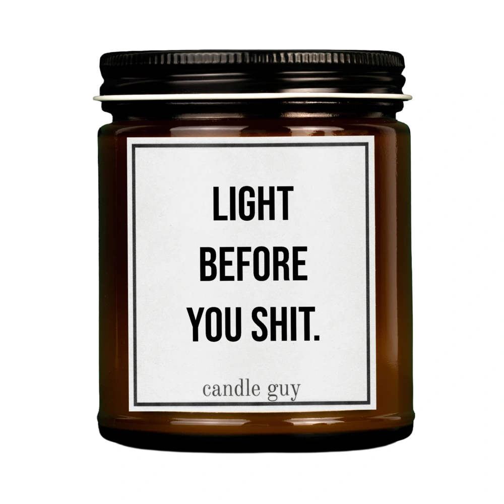 Braune Kerze mit Spruch "Light before you shit." im Studio