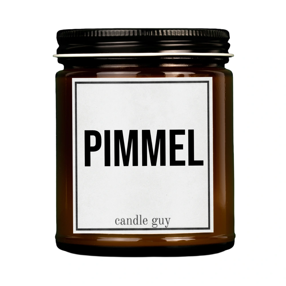 Braune Kerze mit Spruch "Pimmel" im Studio