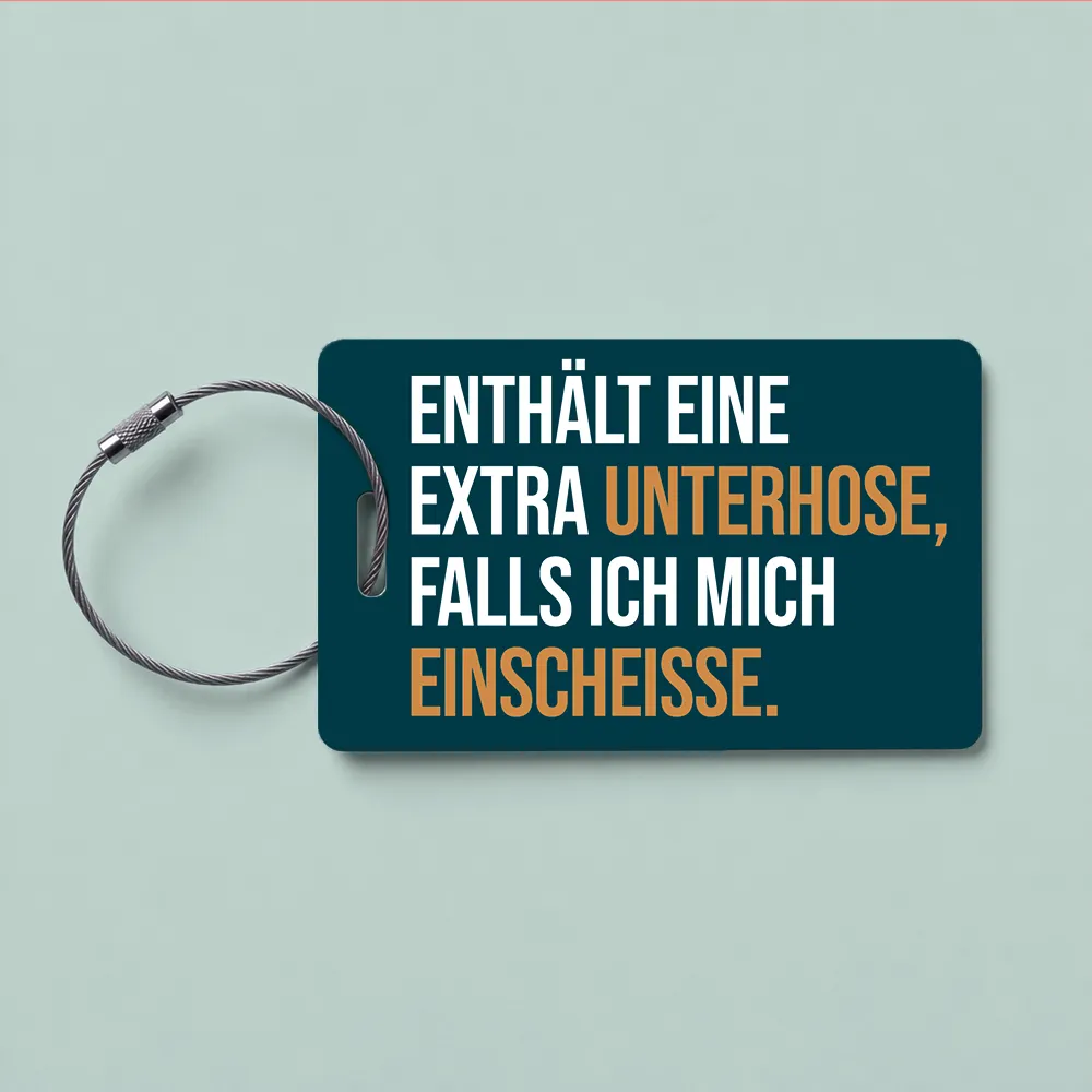 Dark teal tag on a metal ring features the German joke text: 'Enthält eine extra Unterhose, falls ich mich einschisse.'