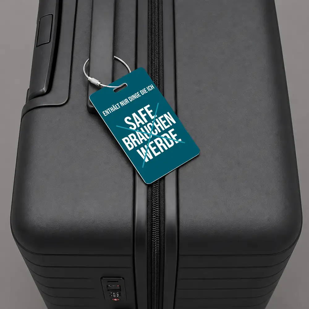 Teal luggage tag attached to a black hard-shell suitcase, displaying German text on the tag.