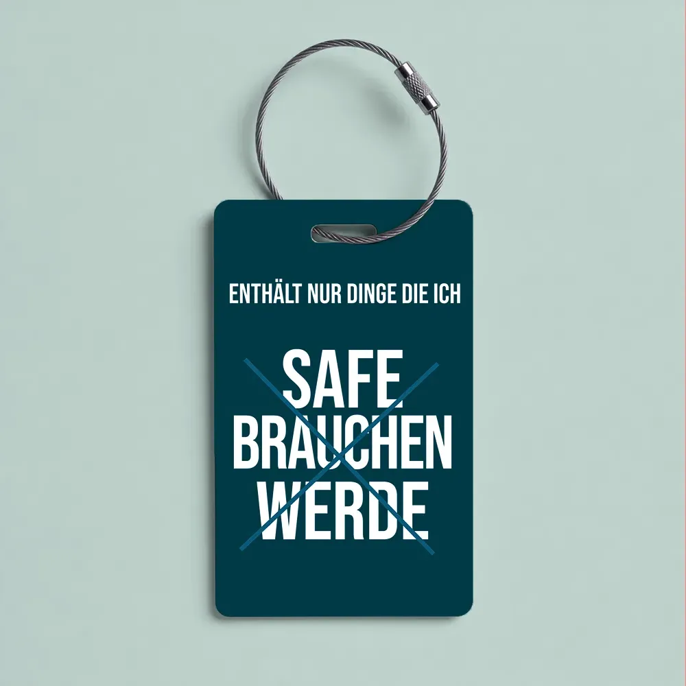 Teal rectangular tag hanging by a metal loop, displaying the German slogan 'Enthält nur Dinge die ich safe brauchen werde' with a blue X crossing out the words.